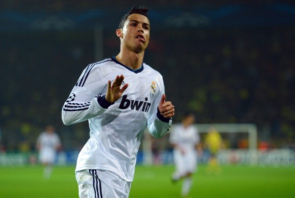 Và chỉ 3 phút sau khi bị dẫn bàn, Ronaldo đã cân bằng tỉ số cho Real bằng cú vẩy mu bàn chân điệu nghệ...